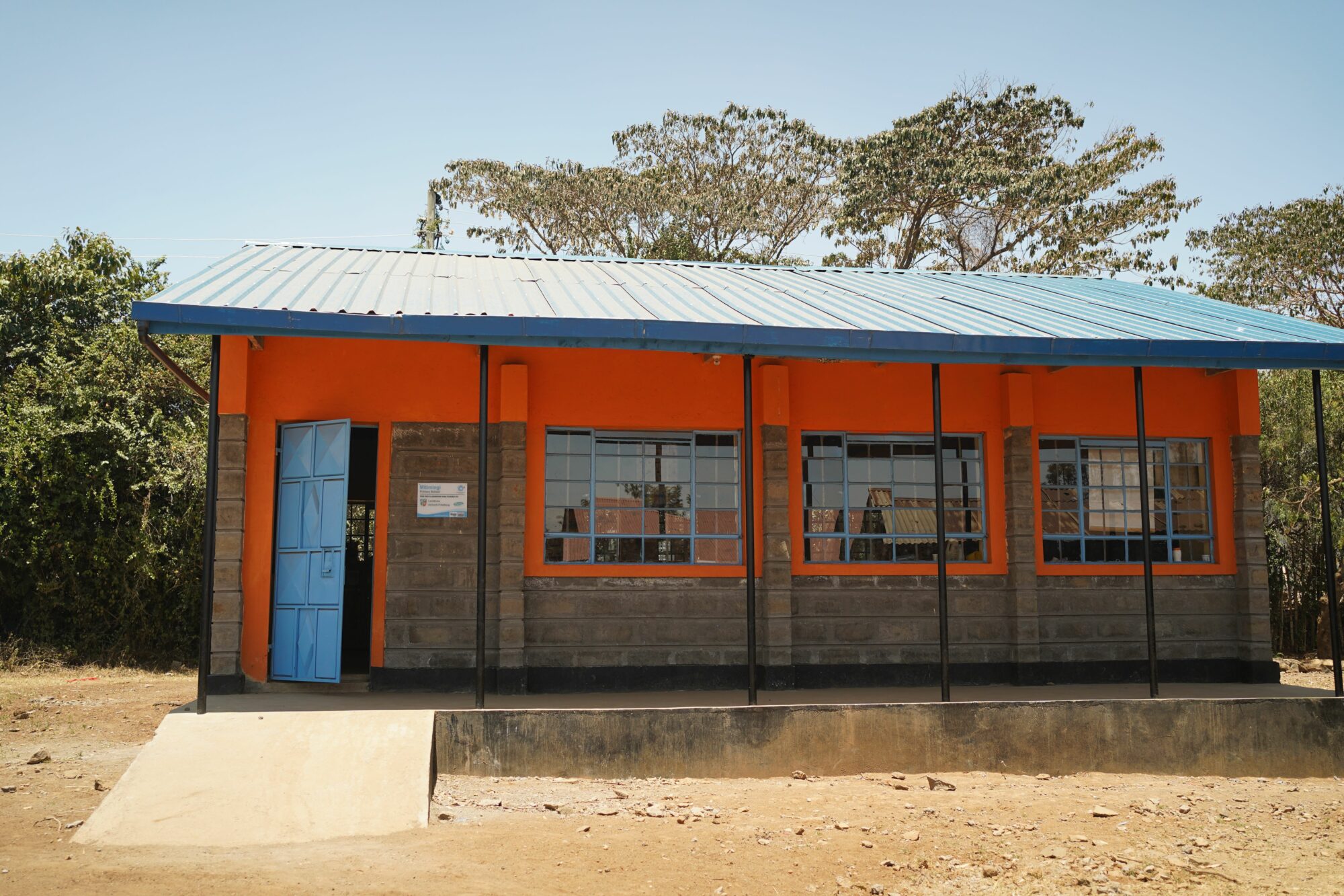 Eines der neugebauten Schulgebäude „unserer“ Schule in Kenia