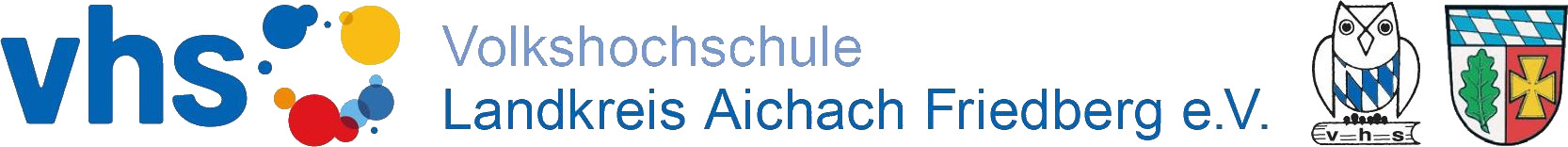 Schriftzug vhs, daneben kreisförmig farbige Punkte, dann Schriftzug Volkshochschule Landkreis Aichach-Friedberg e.V. dann Wappen vhs und Wappen Landkreis