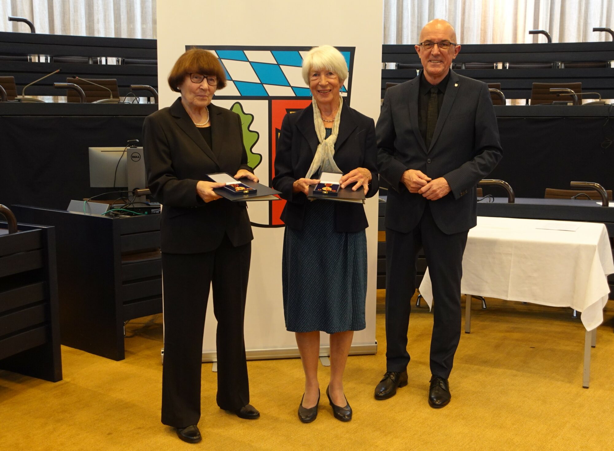 Ingrid Hansen aus Dasing (links) und Hildegard Wessel aus Adelzhausen erhielten aus den Händen von Landrat Dr. Klaus Metzger für ihr großartiges Engagement die Verdienstmedaille des Verdienstordens der Bundesrepublik Deutschland.