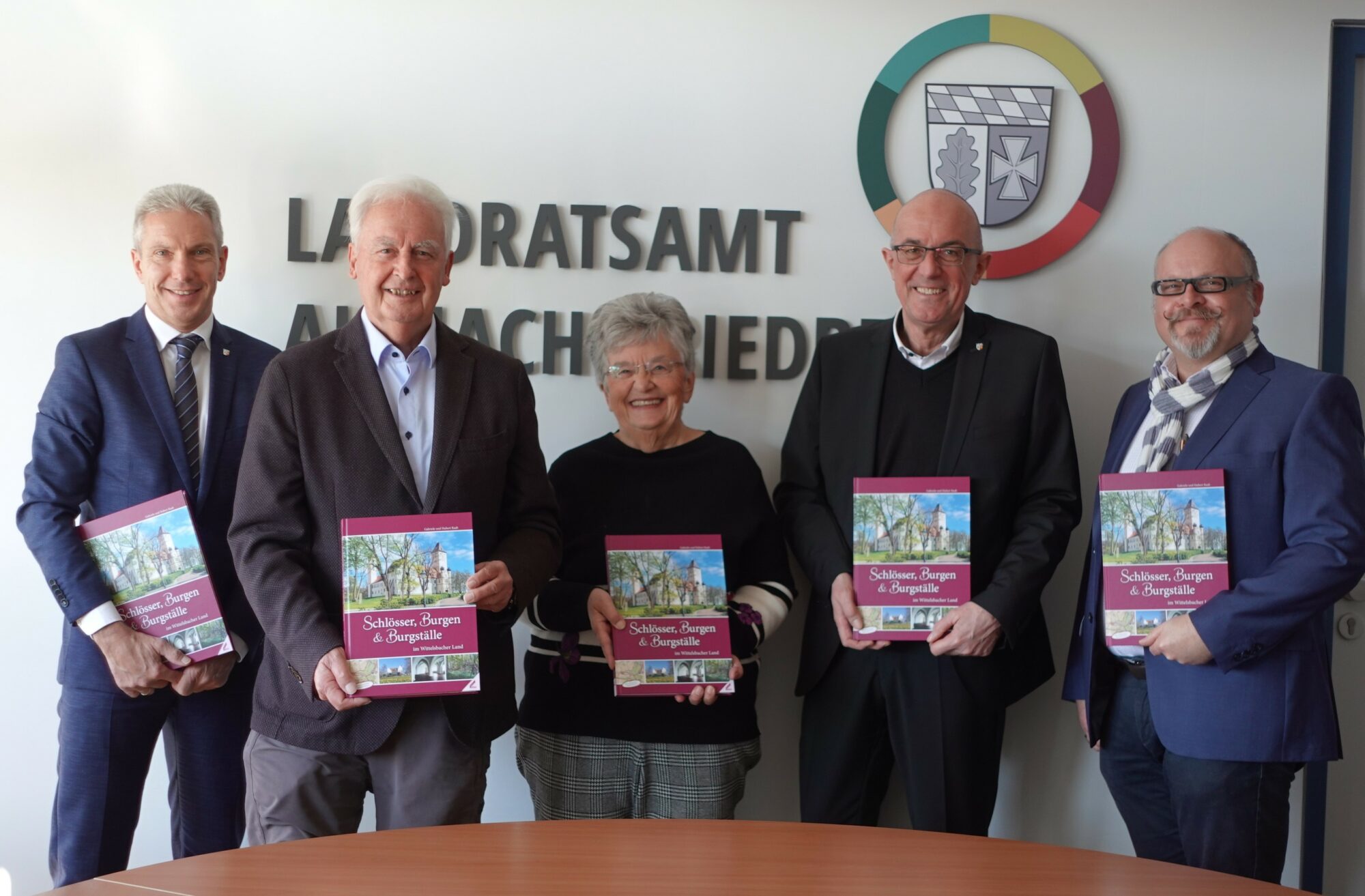 Jeder auf dem Foto hat eine Ausgabe des Buchs in der Hand. Von links nach rechts: Georg Großhauser, Hubert Raab, Gabriele Raab, Landrat Dr. Klaus Metzger, Michael Moratti vom Wißner-Verlag.