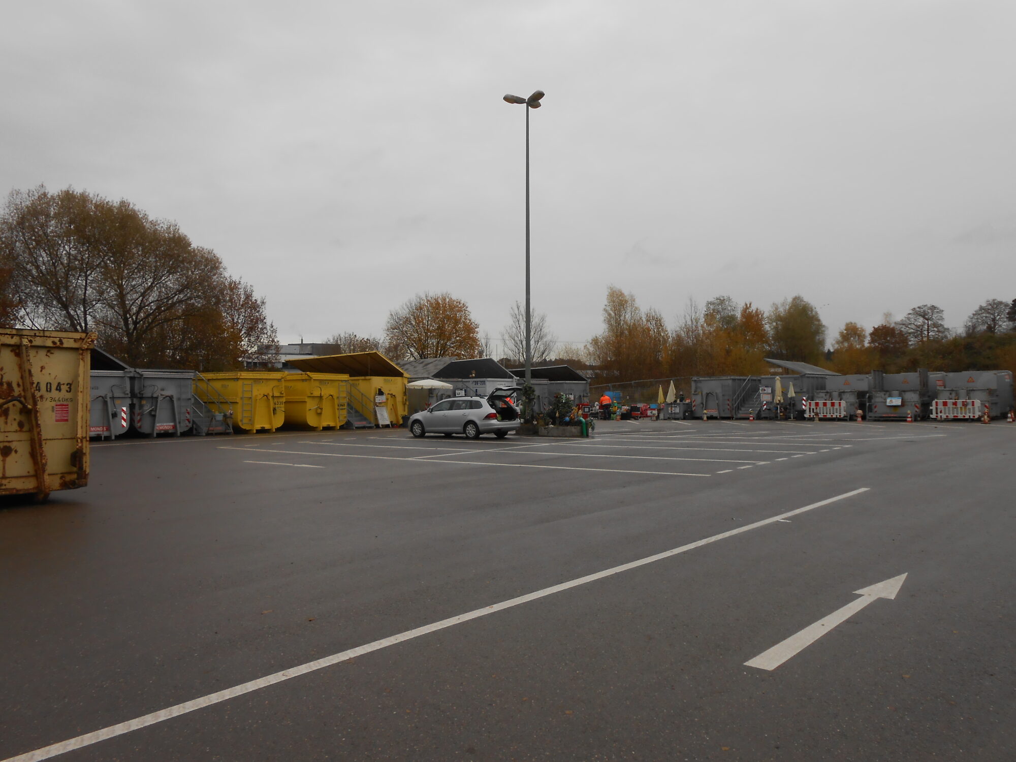 Wertstoffsammelstelle in Friedberg, im Vordergrund Parkplatz, im Hintergrund Container.