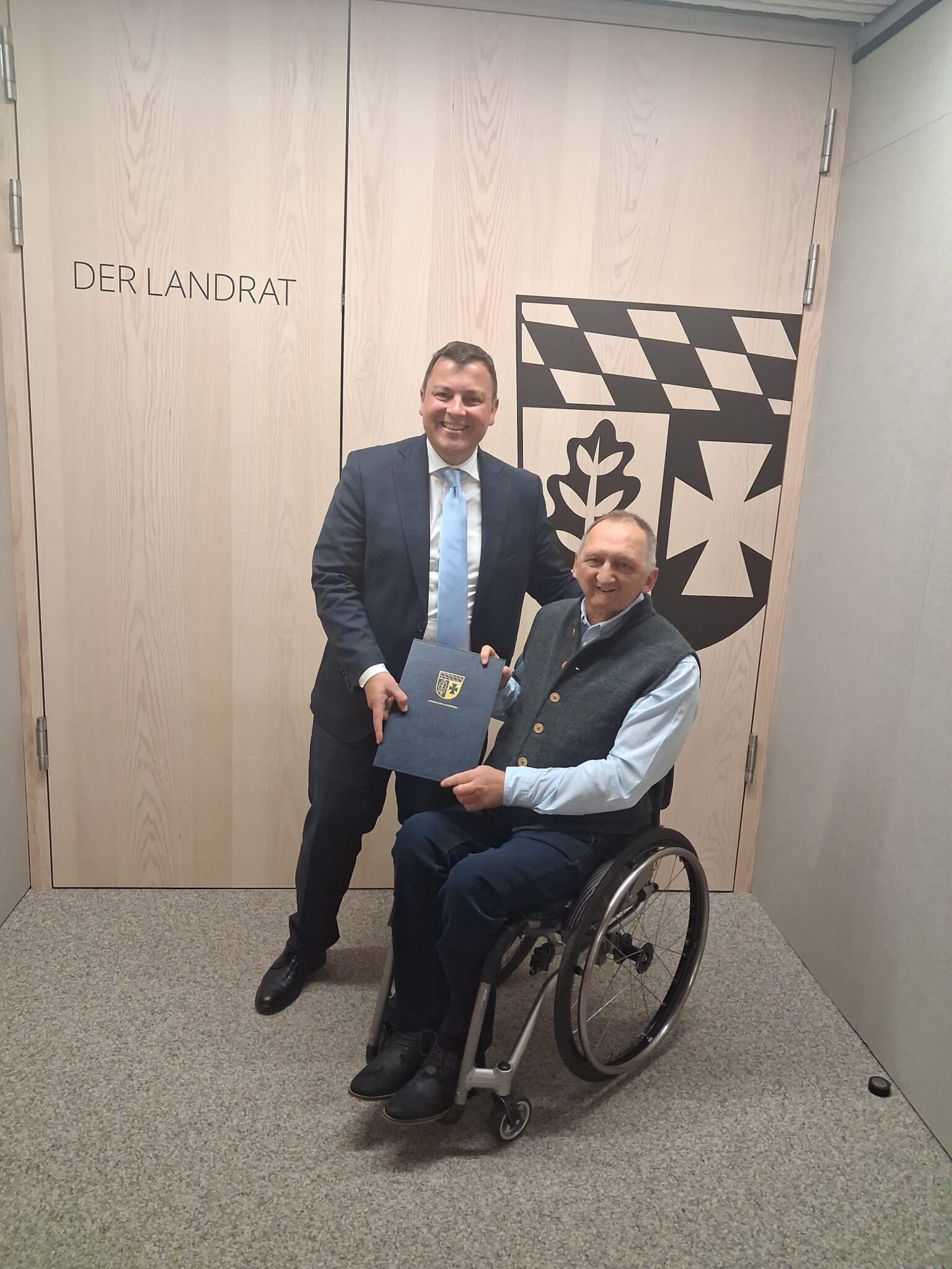 Josef Koppold mit Landrat Dr. Marc Sturm
