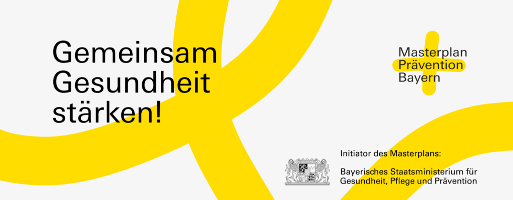 Ein Banner mit der Aufschrift "Gemeinsam Gesundheit stärken" im Rahmen des Masterplan Prävention. Gefördert vom Staatsministerium für Gesundheit, Pflege und Prävention. Das Banner ist weiß und hat einen geschwungenen gelben Strich quer über das Banner